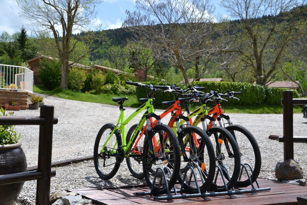 Camping La Mare Aux Fees Hotel Roquefeuil Eksteriør billede