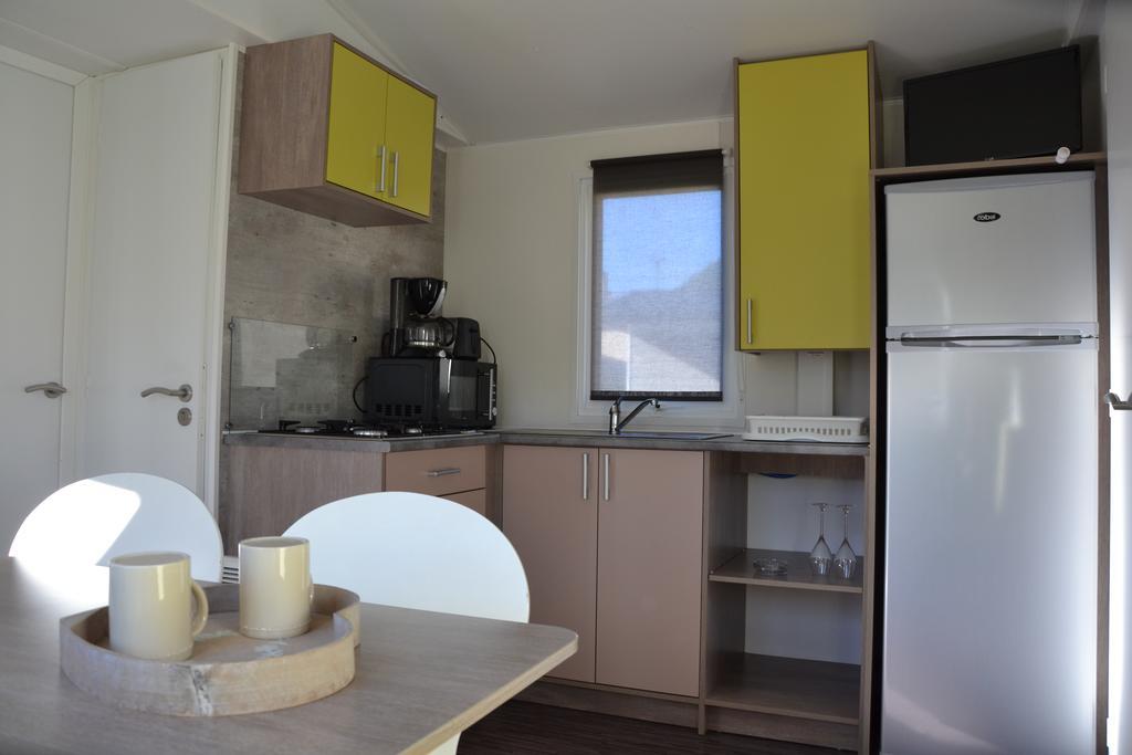 Camping La Mare Aux Fees Hotel Roquefeuil Eksteriør billede