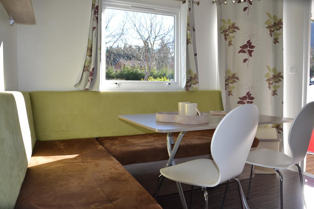 Camping La Mare Aux Fees Hotel Roquefeuil Eksteriør billede