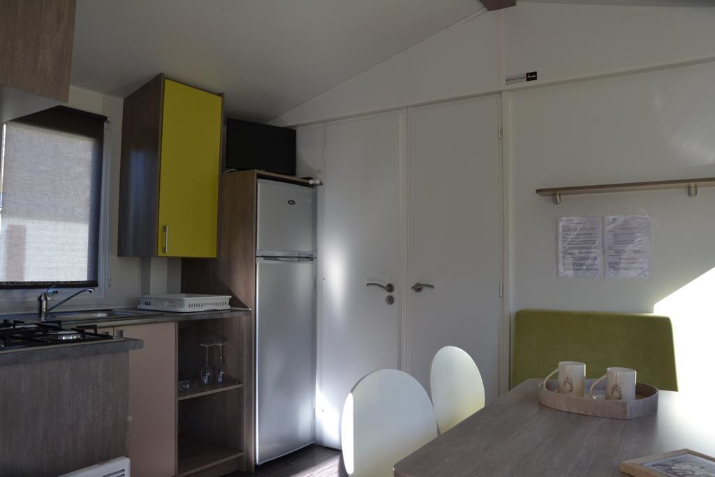 Camping La Mare Aux Fees Hotel Roquefeuil Eksteriør billede