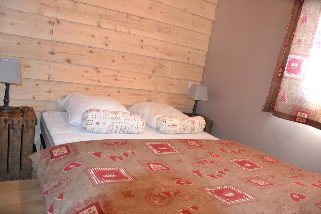 Camping La Mare Aux Fees Hotel Roquefeuil Eksteriør billede